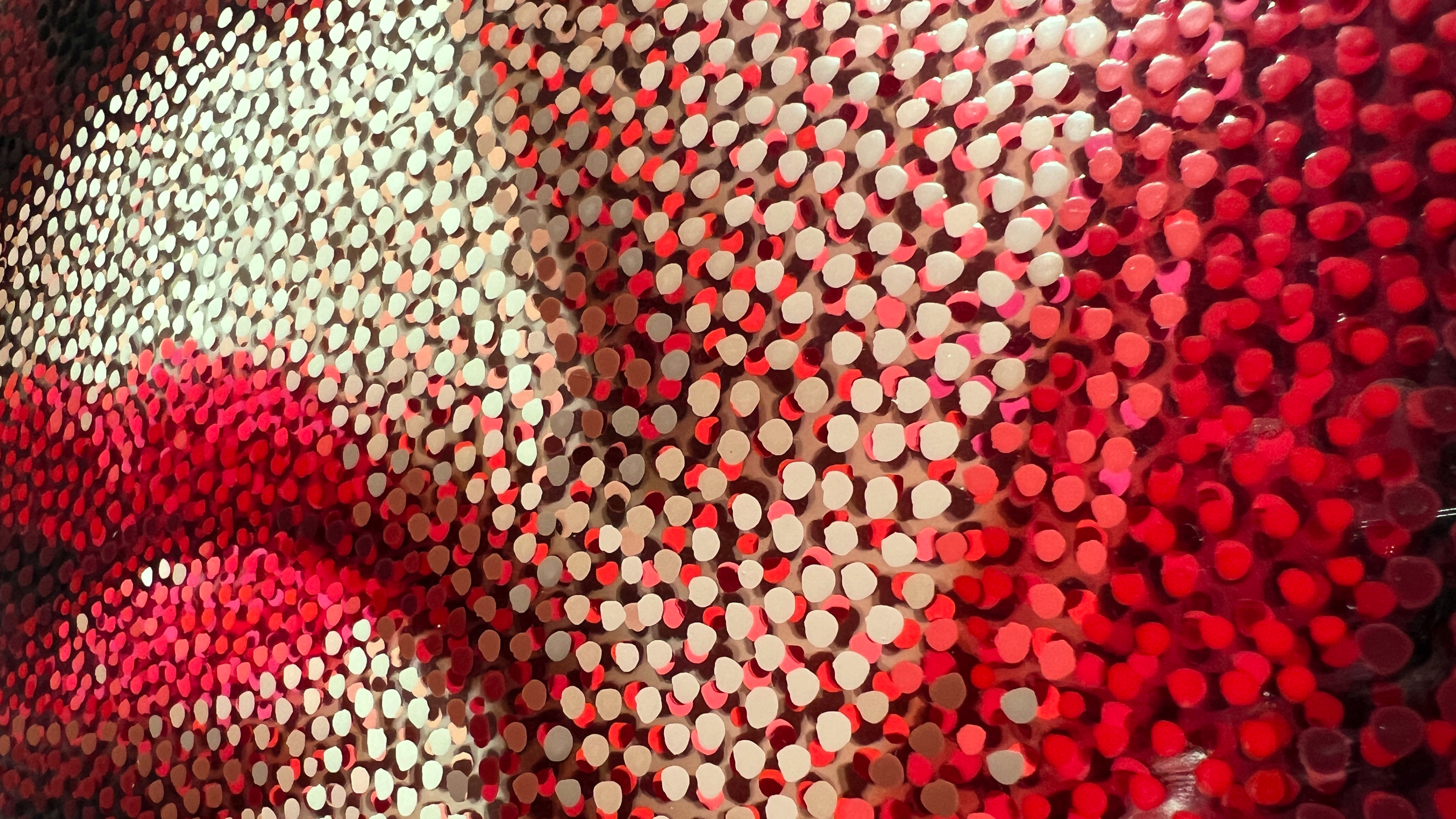 Yayoi Kusama – Extreme close-up of red, pink, and white Neo-Pointillist dots